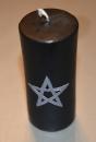 Schwarze Kerze mit Pentagramm